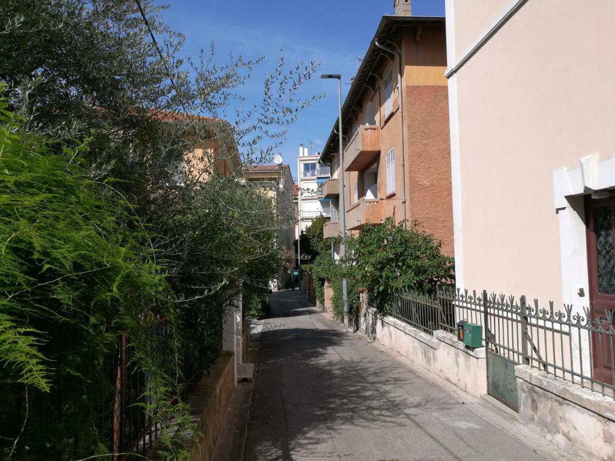 L'Amandine ,45 M2 Terrasse Et Garage Centre Ville Saint-Raphaël Esterno foto